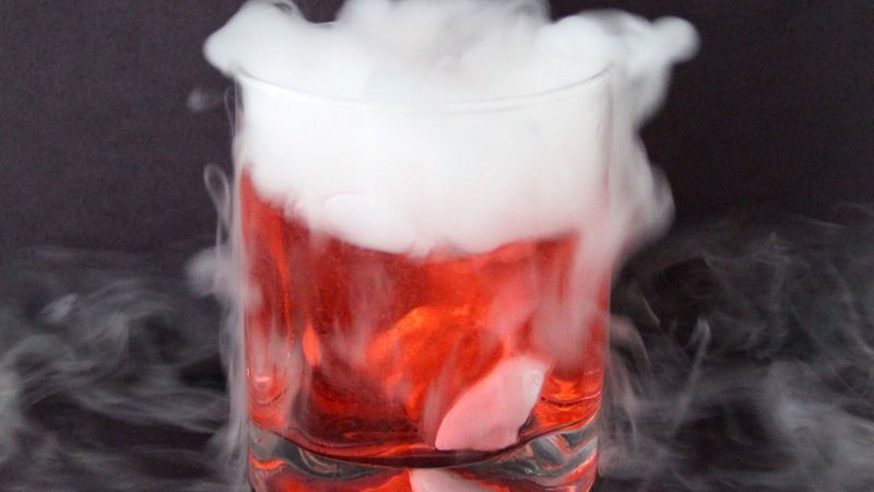 коктейль дымящийся бурлящий - кровавая ведьма